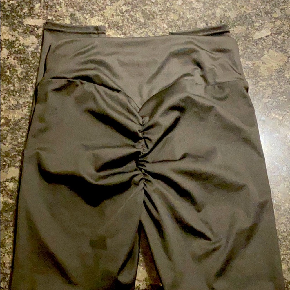 Butt scrunch black leggings - size L